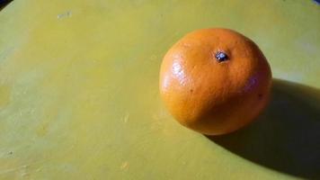 Nahaufnahme, Orangenfrucht auf gelbem Hintergrund foto