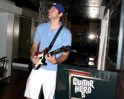 zachary levi chuck kickoff party präsentiert von guitar hero five roosevelt hotel pool los angeles, ca. 10. oktober 2009 foto