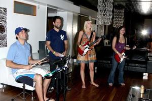 zach levi, joshua gomez, ashley campbell und amy pham chuck auftaktparty präsentiert von guitar hero five roosevelt hotel pool los angeles, ca. 10. oktober 2009 foto