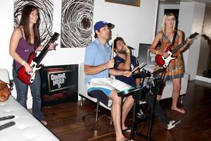 amy pham, zachary levi, joshua gomez und ashley campbell chuck auftaktparty präsentiert von guitar hero five roosevelt hotel pool los angeles, ca. 10. oktober 2009 foto