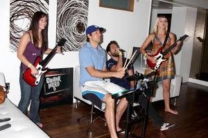 amy pham, zachary levi, joshua gomez und ashley campbell chuck auftaktparty präsentiert von guitar hero five roosevelt hotel pool los angeles, ca. 10. oktober 2009 foto