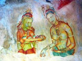 das fresko der himmlischen tänzer apsaras an der wand des palastkomplexes sigiriya in sri lanka foto