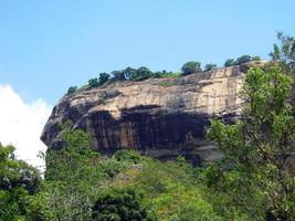 schöne aussicht auf den felsen von sigiriya, sri lanka foto