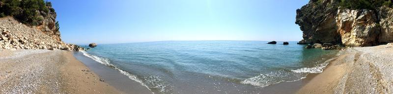 Mittelmeer, Küste von Antalya, Türkei. Panoramablick auf den atemberaubenden, gemütlichen Strand mit türkisfarbenem Wasser und gelbem Sand foto