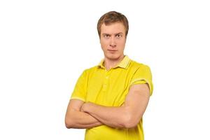 Junger Mann in gelbem T-Shirt mit Pflaster auf der Schulter nach Coronavirus-Impfung, isoliert