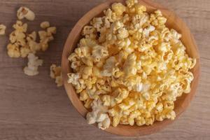 Popcorn in einem Holzbecher. Snacks. foto