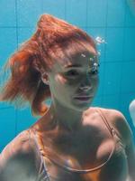 sportliche sportfrau unter wasser im schwimmbad foto