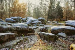 riesige runde gefrorene steine im winterpark foto