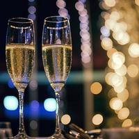 champagnergläser gegen weihnachtslichter und neujahrsfeuerwerk foto