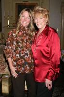 maria arena bell und jeanne cooper am set von the young and the restless feiern den 80. geburtstag von jeanne cooper in los angeles, ca am 24. oktober 2008 foto