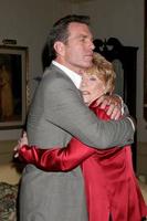 peter bergman und jeanne cooper am set von the young and the restless feiern den 80. geburtstag von jeanne cooper in los angeles, ca am 24. oktober 2008 foto