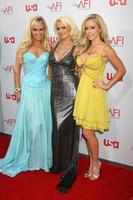 bridget marquardt und holly madison und kendra wilkinson treffen am 12. juni 2008 im kodak theater in los angeles zum afi-gruß an warren beatty ein foto