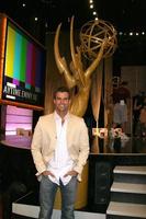 cameron mathison mit der emmy-statue im kodak theater piror to daytime emmys im kodak theater in hollywood, ca. 19. juni 2008 foto