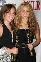 Pamela Jimenez Cardenas und Shakira im Presseraum bei den Alma Awards in Pasadena, ca. am 17. August 2008 foto