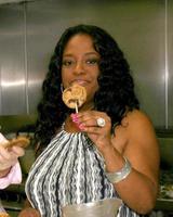 sherri shepherd probiert die desserts für das daytime emmy dinner neben dem kodak theater piror to daytime emmys im kodak theater in hollywood, ca. 19. juni 2008 foto