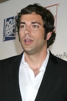 zachary levi, der am 8. november 2008 in den sony studios in culver city, ca., zu einer schönen romanze kommt, die dem film- und fernsehfonds zugute kommt foto