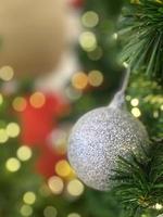Weihnachtskugel auf Baumhintergrund. frohes neues jahr und frohe weihnachten 2023 feierkonzept
