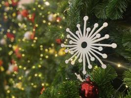 2023 frohe weihnachtsbaum neujahrsfeier