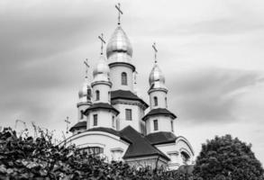 christliches Kirchenkreuz im hohen Kirchturm zum Gebet foto