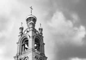 christliches Kirchenkreuz im hohen Kirchturm zum Gebet foto