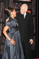 angela bassett und frank langella kommen am 8. januar 2009 im santa monica civic center in santa monica, ca, zu den preisen des kritikers foto