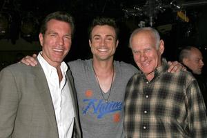 peter bergman, daniel goddard und michael fairman am set von the young and the restless feiern den 80. geburtstag von jeanne cooper in los angeles, ca am 24. oktober 2008 foto