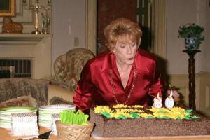 jeanne cooper am set von the young and the restless feiert den 80. geburtstag von jeanne cooper in los angeles, ca am 24. oktober 2008 foto