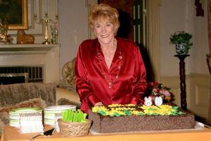 jeanne cooper am set von the young and the restless feiert den 80. geburtstag von jeanne cooper in los angeles, ca am 24. oktober 2008 foto