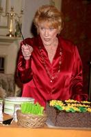 jeanne cooper am set von the young and the restless feiert den 80. geburtstag von jeanne cooper in los angeles, ca am 24. oktober 2008 foto