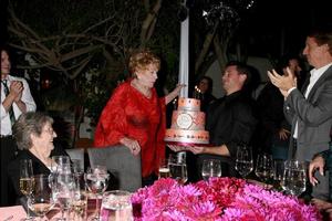 jeanne cooper mit ihrer geburtstagstorte auf einer privaten feier zum 80. geburtstag für jeanne cooper, veranstaltet von lee bell in ihrem haus in beverly hills, ca am 23. oktober 2008 foto