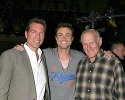 peter bergman, daniel goddard und michael fairman am set von the young and the restless feiern den 80. geburtstag von jeanne cooper in los angeles, ca am 24. oktober 2008 foto