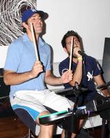 zachary levi und joshua gomez chuck auftaktparty präsentiert von guitar hero five roosevelt hotel pool los angeles, ca. 10. oktober 2009 foto