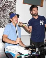 zachary levi, joshua gomez chuck kickoff party präsentiert von guitar hero five roosevelt hotel pool los angeles, ca. 10. oktober 2009 foto