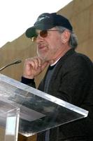 Steven Spielberg bei Cate Blanchetts Sternzeremonie auf dem Hollywood Walk of Fame in Los Angeles, ca. 5. Dezember 2008 foto