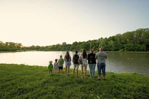 große und große familie gegen see im sonnenaufgang. sechs Kinder. Eltern und Kinder. foto