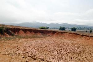 Landschaft mit trockenem, rissigem Boden in der Provinz Xieng Khouang, Laos. foto