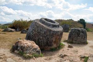 Ebene der Krüge - einzigartige archäologische Landschaft, die von Streubomben zerstört wurde. Provinz Xieng Khouang, Laos. foto