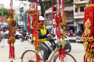 vietnamesische neujahrsdekoration auf einem verschwommenen hintergrund einer straße. Farbton, Vietnam. foto