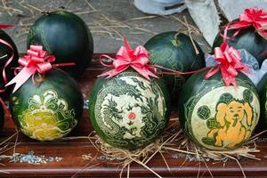 Wassermelonen mit festlicher Gravur am Vorabend des vietnamesischen Neujahrs. Farbton, Vietnam. foto