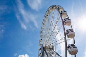 riesenrad gegen den blauen himmel und wolken an einem sonnigen tag - sankt petersburg, russland 2021 foto