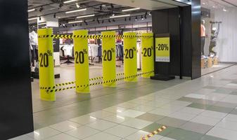 Der Haupteingang des Fashion Sportswear Store im Einkaufs- und Unterhaltungszentrum ist aufgrund der Coronovirus-Pandemie eingeschränkt, Rabatte, Verkauf