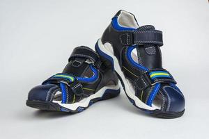 Kindersandalen isoliert auf weißem Hintergrund. Kinderschuhe. dunkelblaue Farbe foto