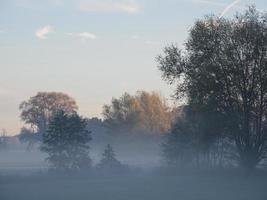 Herbstzeit an einem Fluss in Deutschland foto