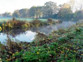 Herbstzeit an einem Fluss in Deutschland foto