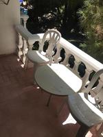 Zwei Stühle und Tisch im Hinterhof im tropischen Garten mit schöner Aussicht