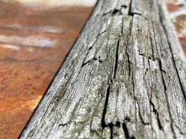 Oberflächenstruktur aus naturgrauem Holz in Form eines Brettes und rostiger, alter, oxidierter, korrosiver Metalleisen-Nahaufnahme. der Hintergrund foto