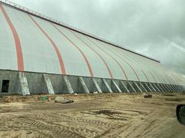 Industriehangar zum Sortieren von Abfall und Müll foto