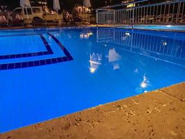 Schwimmbad vor Ort. Pool mit blauem Wasser zum Baden der Hotelgäste. baustein kante foto