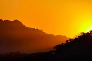 Blick auf die Berge bei Sonnenuntergang foto