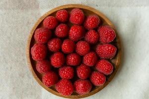 Himbeernahaufnahme auf einem schönen Stand, Sommerfrucht. foto